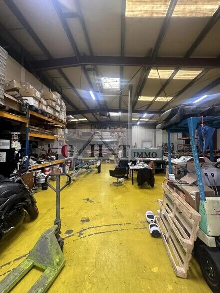 Industriel dans Saint-Denis à vendre - Photo du bâtiment - Image 2 de 7