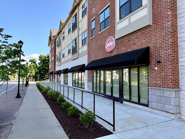 21 Raymond Ave, Poughkeepsie, NY à louer - Photo du bâtiment - Image 3 de 7