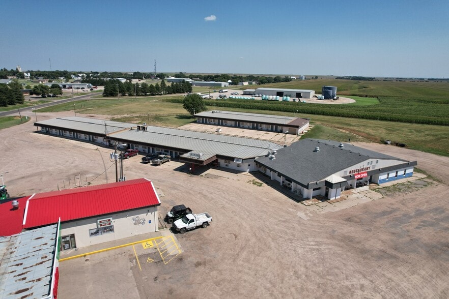 1202 Castle Rock St, Quinter, KS à vendre - Photo du bâtiment - Image 2 de 38