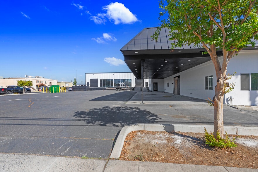1321 Railroad Ave, Clovis, CA à louer - Photo du bâtiment - Image 3 de 21