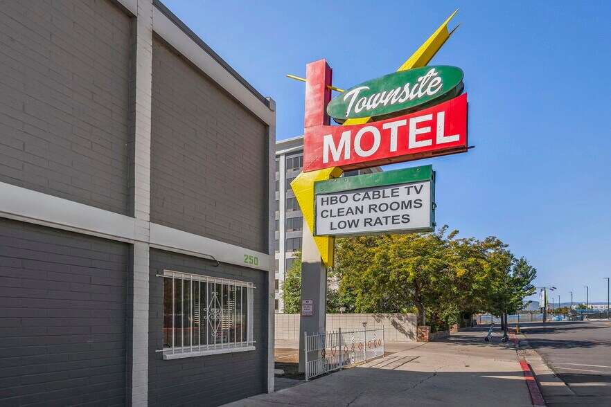 250 W Commercial Row, Reno, NV à vendre - Photo du bâtiment - Image 2 de 9