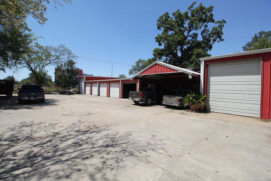 2736 Fennell St, Houston, TX à louer - Photo du bâtiment - Image 3 de 4