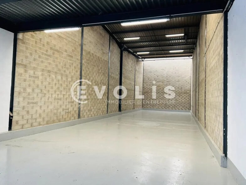 Flex in Noisy-le-Grand for lease - Interior Photo - Image 1 of 7