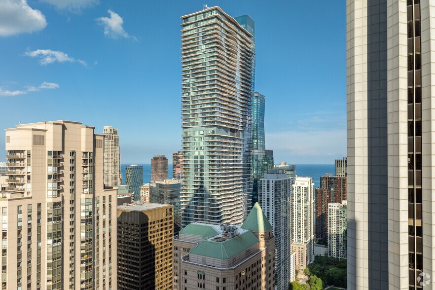 225 N Columbus Dr, Chicago, IL à vendre - Photo du bâtiment - Image 3 de 40