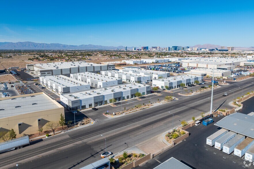6728 W Sunset Rd, Las Vegas, NV à louer - Photo du bâtiment - Image 3 de 4