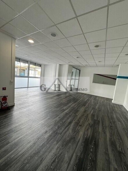 Industrial in Vincennes for lease - Interior Photo - Image 2 of 6