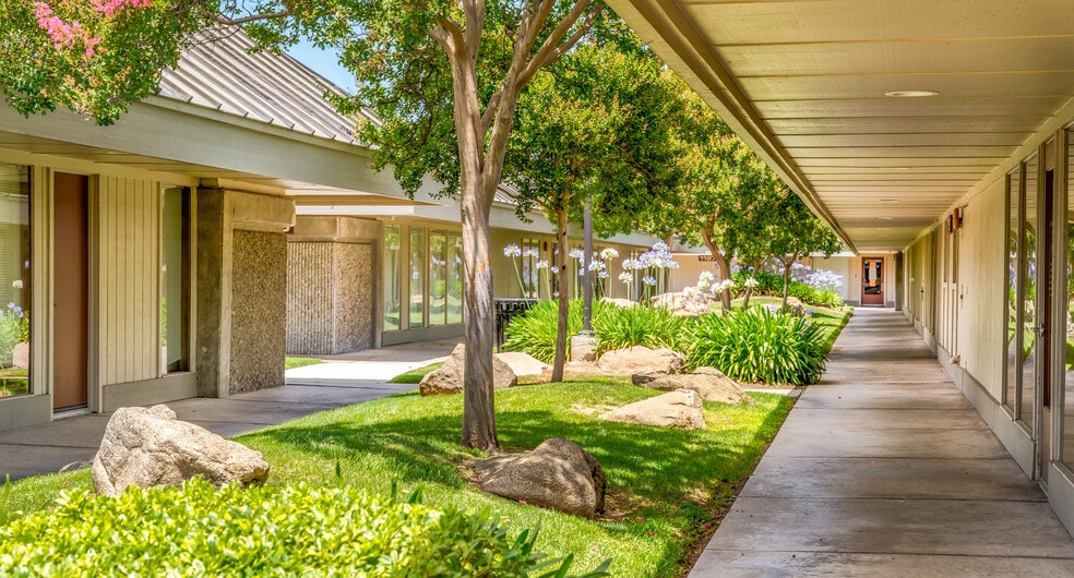 1187-1193 E. Herndon Avenue, Fresno, CA for lease - Building Photo - Image 2 of 3