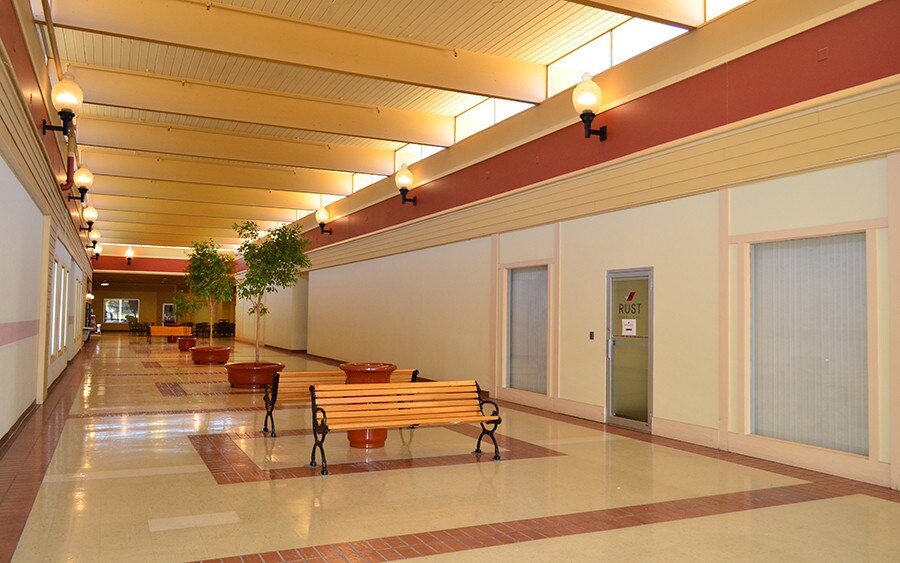 201 Lyndale Ave S, Faribault, MN à louer - Hall d’entrée - Image 2 de 5