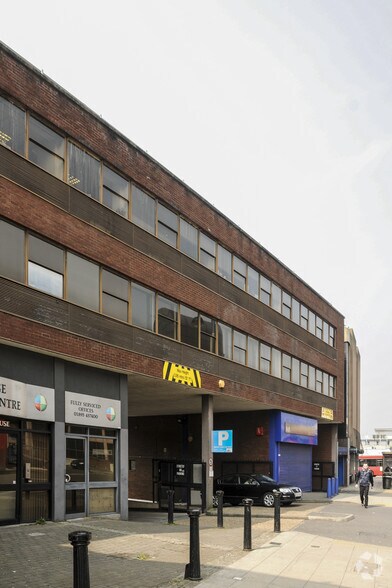 25 Bakers Rd, Uxbridge à louer - Photo du bâtiment - Image 3 de 3