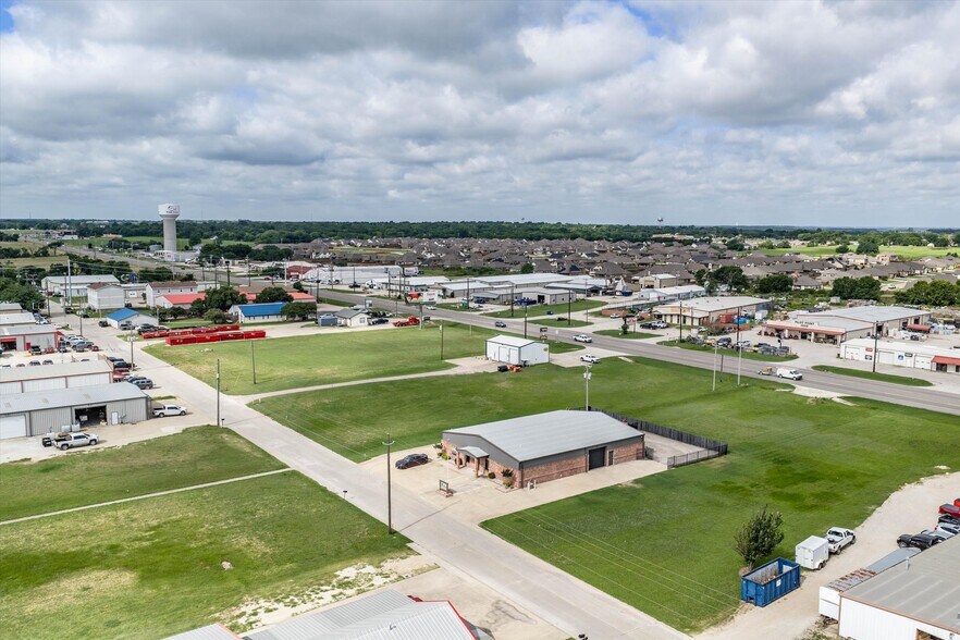 1208 N Industrial Blvd, Pilot Point, TX à vendre - Photo du bâtiment - Image 3 de 17