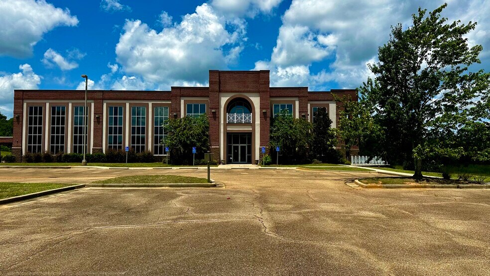 100 Pioneer Way, Magee, MS à louer - Photo du bâtiment - Image 1 de 4