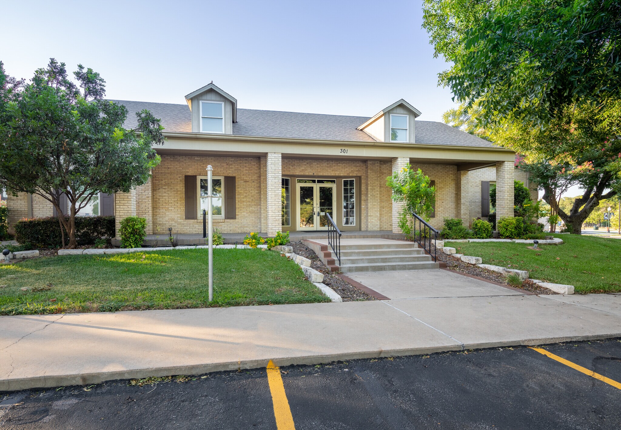 301 N C M Allen Pkwy, San Marcos, TX à louer Photo du bâtiment- Image 1 de 8
