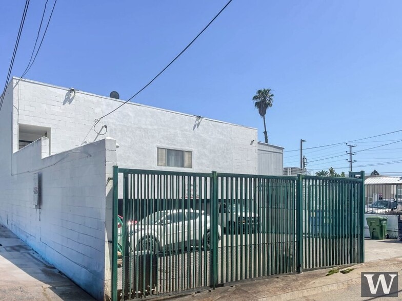 11957 Santa Monica Blvd, Los Angeles, CA for lease - Building Photo - Image 3 of 17
