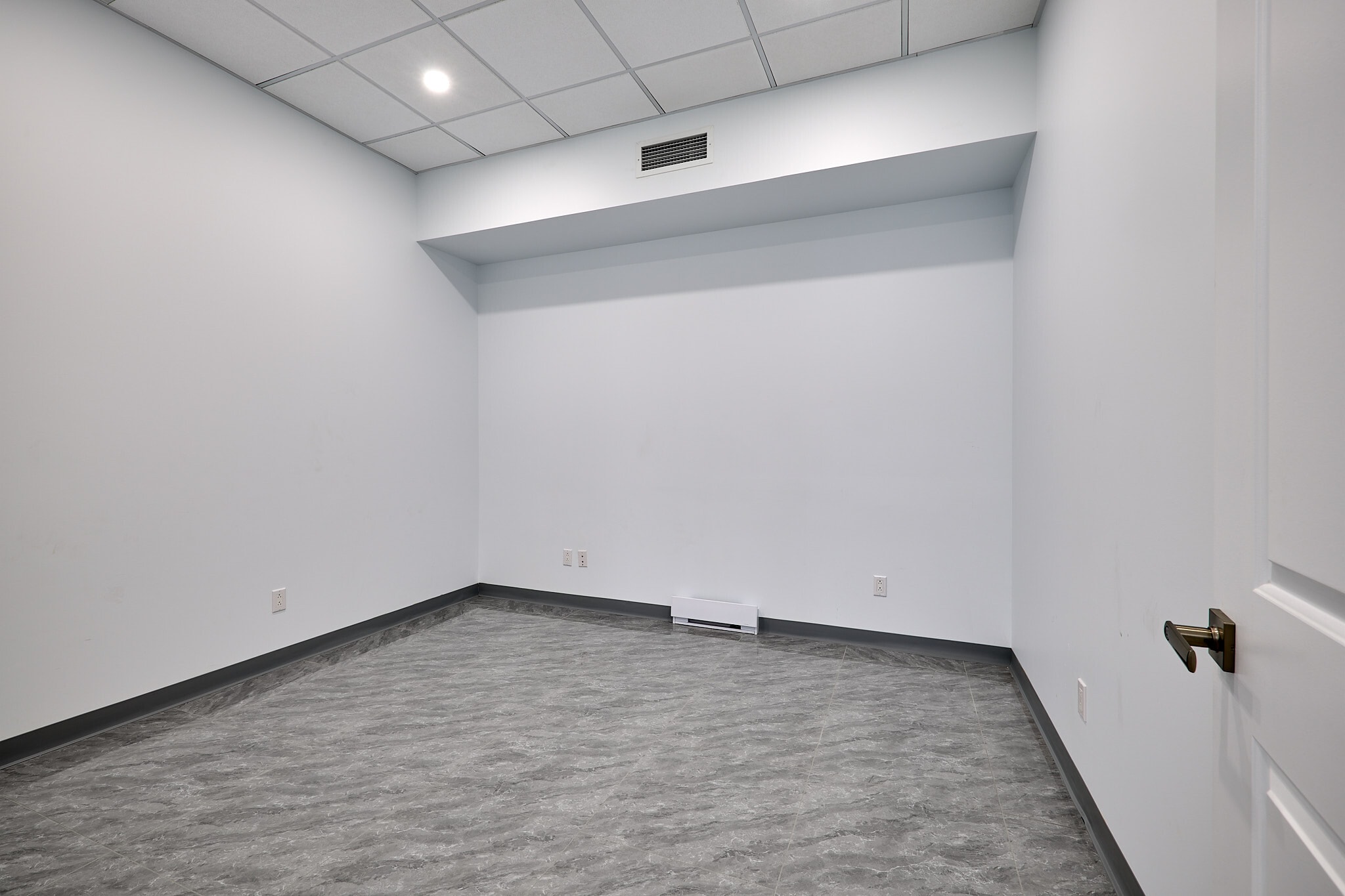 1120 Boul Du Curé-Labelle, Blainville, QC for lease Interior Photo- Image 1 of 25