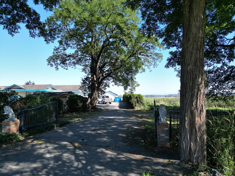 4444 168 St, Surrey, BC à vendre - Photo du bâtiment - Image 3 de 40