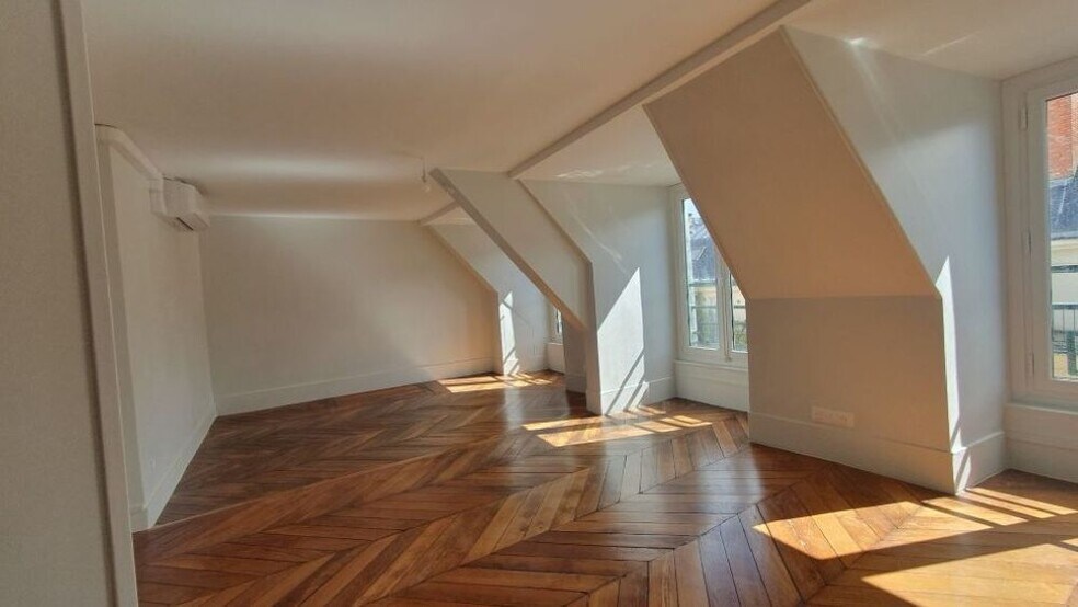 8 Rue Des Capucines, Paris à louer - Photo du bâtiment - Image 3 de 8