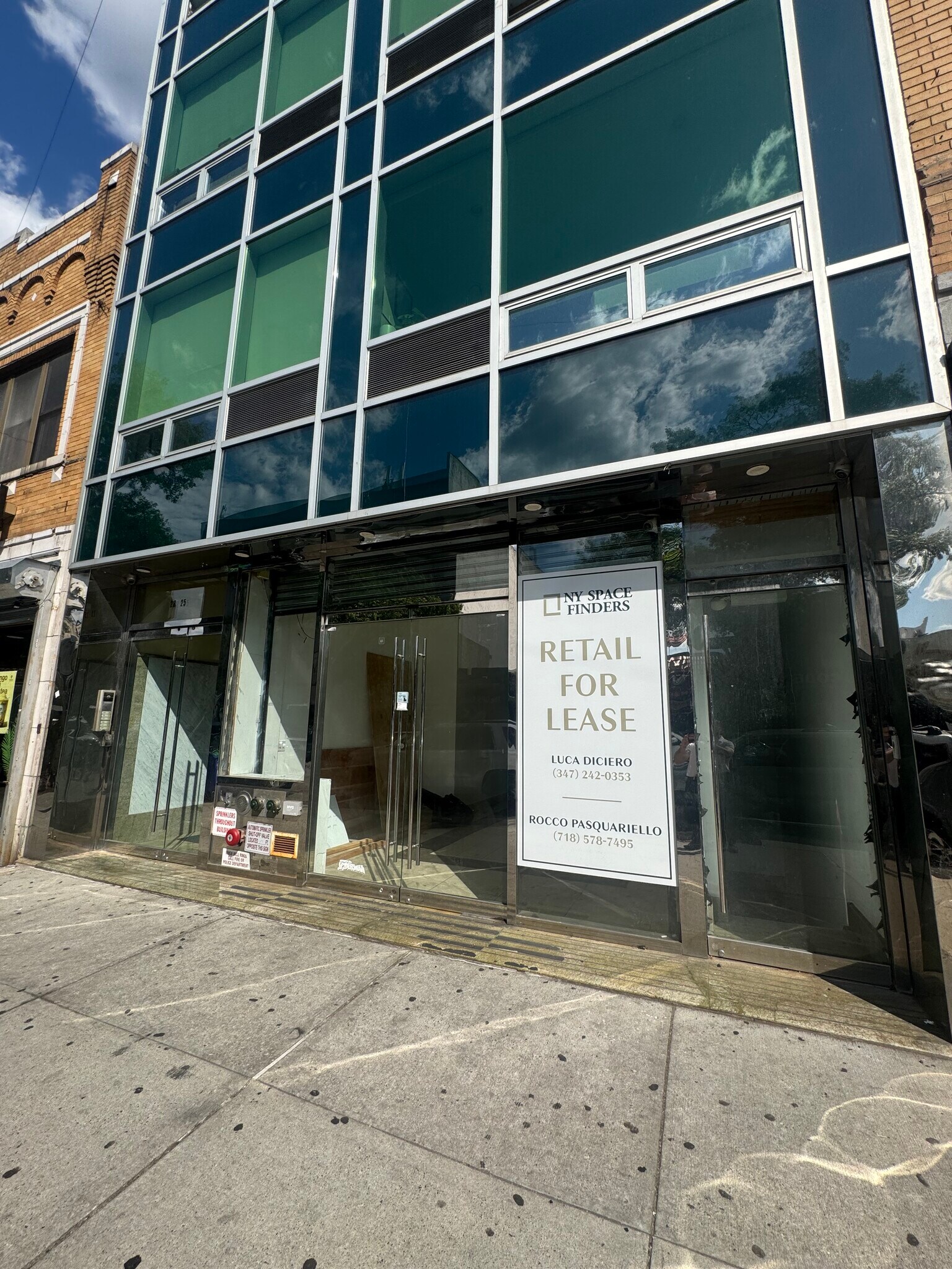 28-25 Steinway St, Astoria, NY à louer Photo du bâtiment- Image 1 de 13