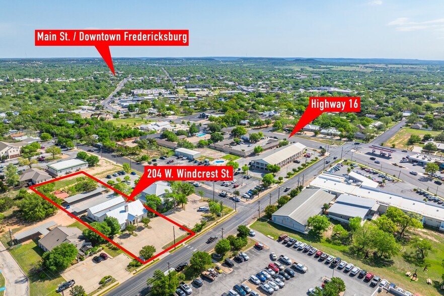 204 W Windcrest St, Fredericksburg, TX à vendre - Photo du bâtiment - Image 3 de 24