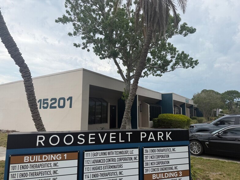 15201 Roosevelt Blvd, Clearwater, FL à louer - Photo du bâtiment - Image 3 de 15