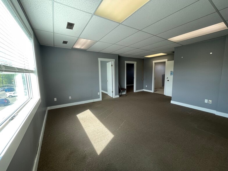 913-915 Kalamalka Lake Rd, Vernon, BC for lease - Building Photo - Image 2 of 10