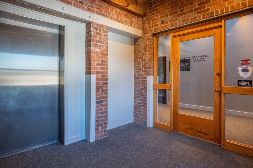 12 Roosevelt Ave, Mystic, CT for lease - Interior Photo - Image 3 of 5