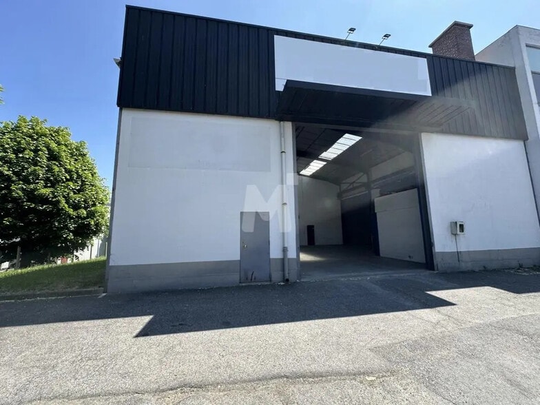 Flex in Morangis for lease - Building Photo - Image 1 of 10