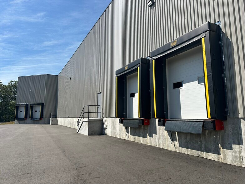 57 Recycle Dr, Topsham, ME à louer - Photo du bâtiment - Image 2 de 3