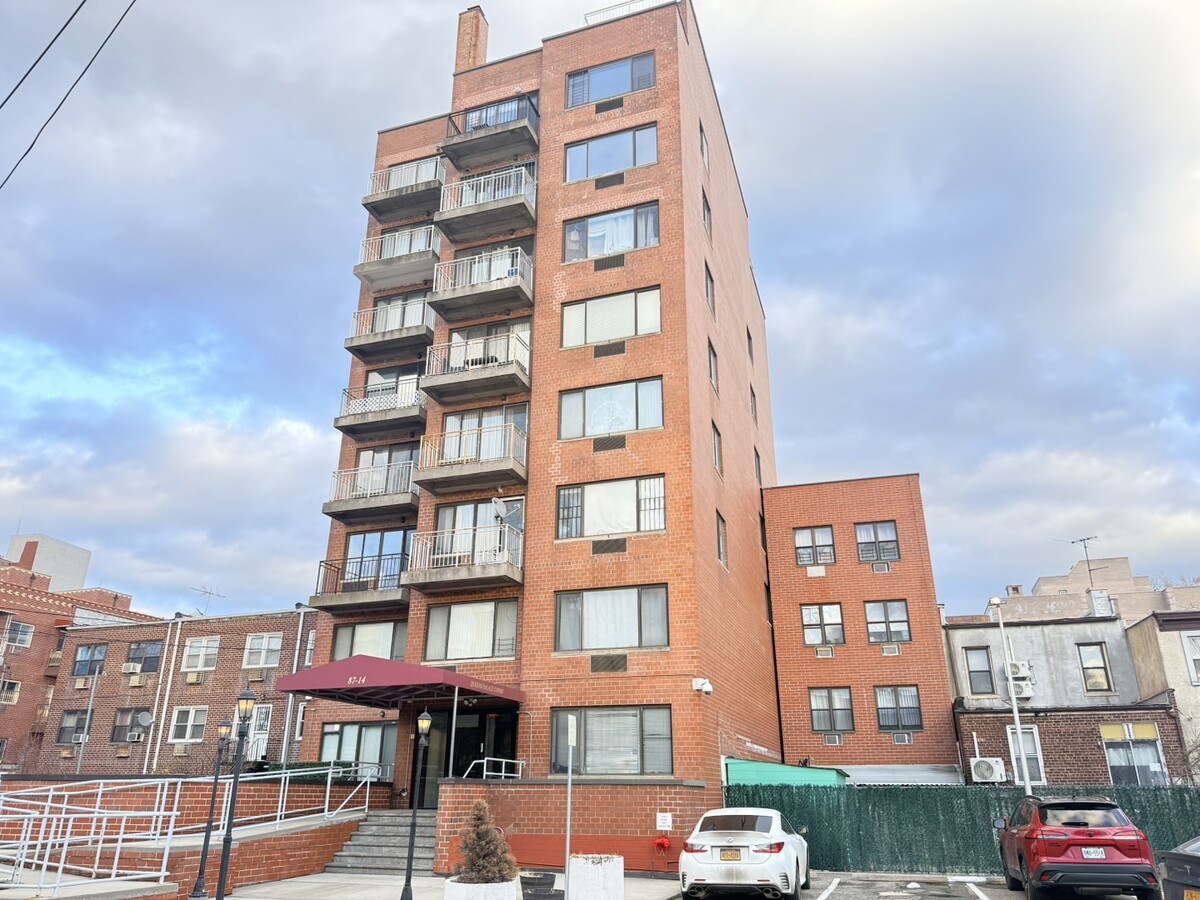 8714 57th Rd, Elmhurst, NY 11373 - Unité PROF C - - Photo intérieure - Image 2 of 7