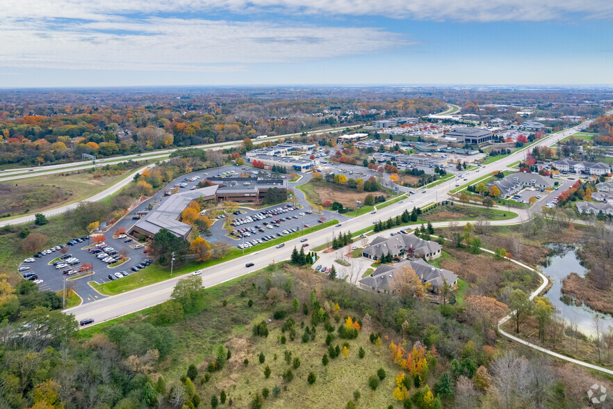 1000 E Paris Ave SE, Grand Rapids, MI à louer - Aérien - Image 3 de 5