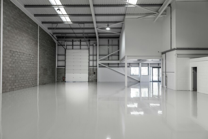 Ockham Dr, Greenford à louer - Photo du bâtiment - Image 2 de 5