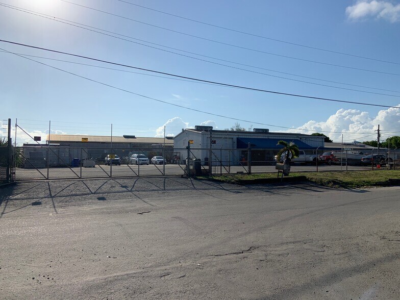 4250 SW 59th Ave, Davie, FL à louer - Photo du bâtiment - Image 3 de 19
