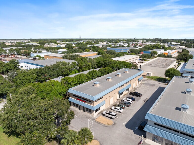 3483-3497 SE Lionel Ter, Stuart, FL à vendre - Photo du bâtiment - Image 2 de 17