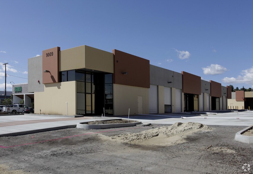 9009 Canoga Ave, Canoga Park, CA à louer - Photo du bâtiment - Image 2 de 3