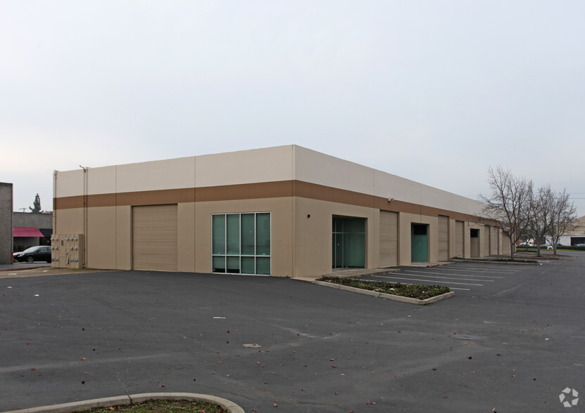 2626 West Ln, Stockton, CA for lease - Building Photo - Image 2 of 4