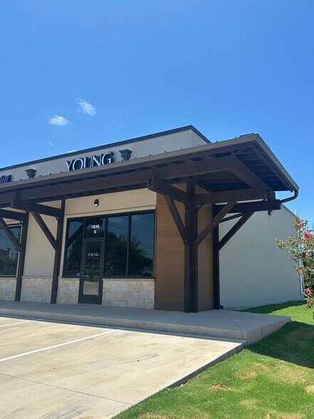 1836 N Plaza Dr, Granbury, TX à louer - Photo principale - Image 1 de 3