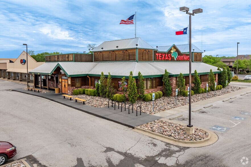 2329 S Iowa St, Lawrence, KS à vendre - Photo principale - Image 1 de 9