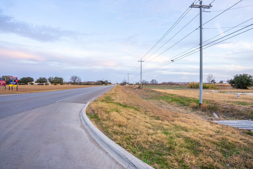 0 123 Bypass, Seguin, TX à vendre - Photo du bâtiment - Image 2 de 14