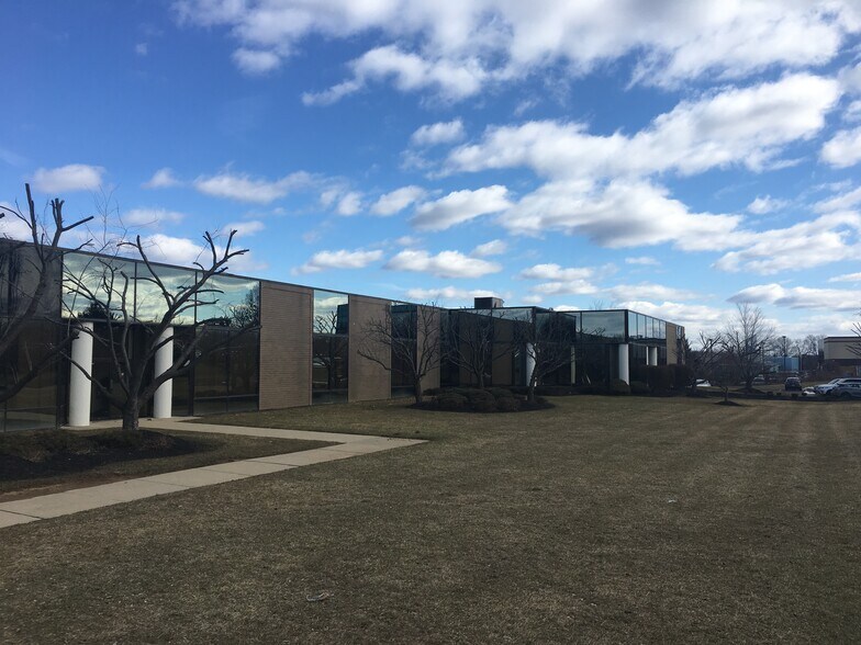 60 Blacksmith Rd, Newtown, PA à louer - Photo du bâtiment - Image 2 de 8