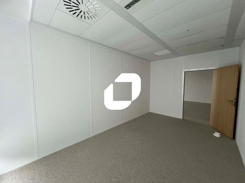Office in Loos for lease - Interior Photo - Image 3 of 18