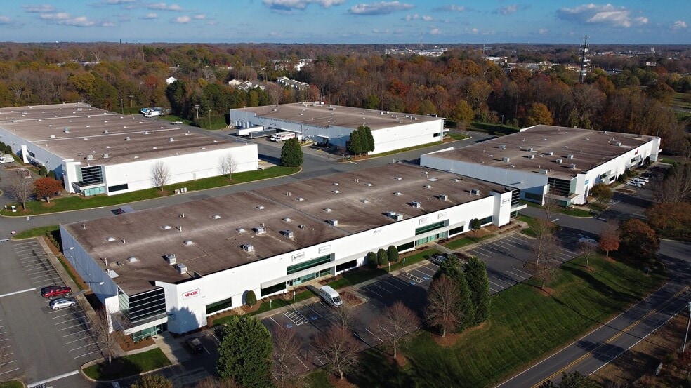 2121 Distribution Center Dr, Charlotte, NC for lease - Building Photo - Image 3 of 11