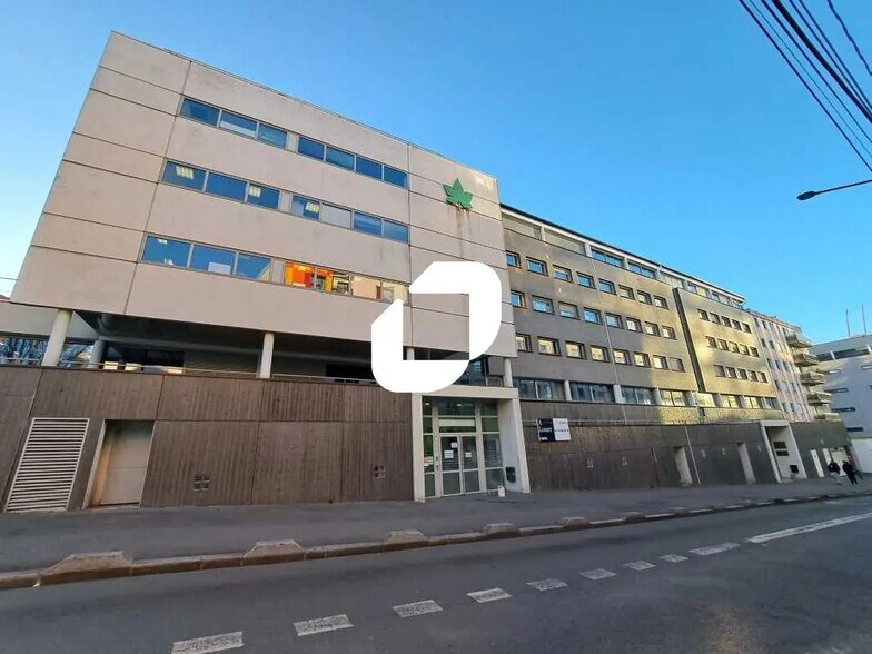 Office in Montreuil for lease - Building Photo - Image 2 of 10