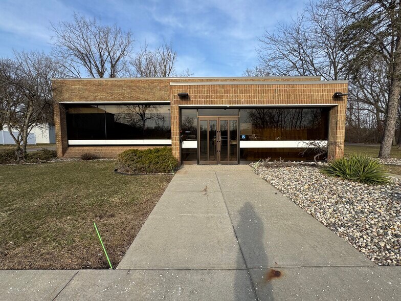 14206 N Fenton Rd, Fenton, MI à louer - Photo du bâtiment - Image 1 de 3
