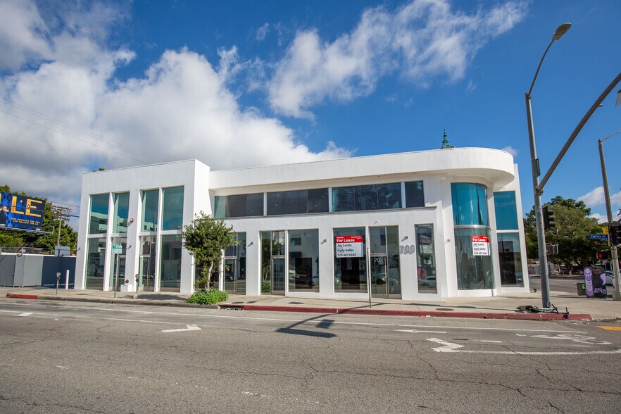 700 N Fairfax Ave, Los Angeles, CA à louer - Photo du bâtiment - Image 3 de 7