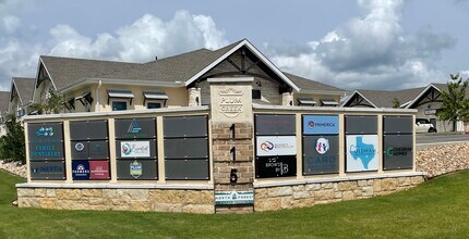 115 Kohlers Crossing, Kyle, TX à louer Photo du bâtiment- Image 1 de 10