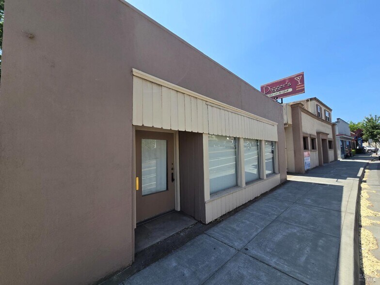 244 S Main St, Willits, CA à vendre - Photo du bâtiment - Image 2 de 4