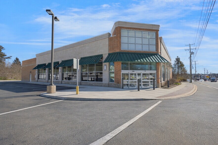 17 Crystal Ave, Derry, NH à louer - Photo du bâtiment - Image 2 de 6