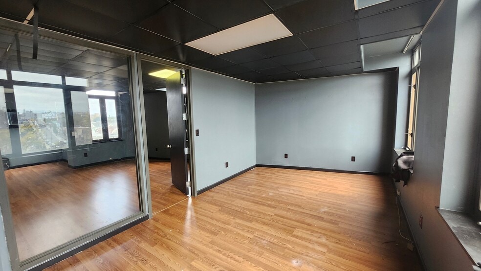 219 Westchester Ave, Port Chester, NY for lease - Interior Photo - Image 3 of 6