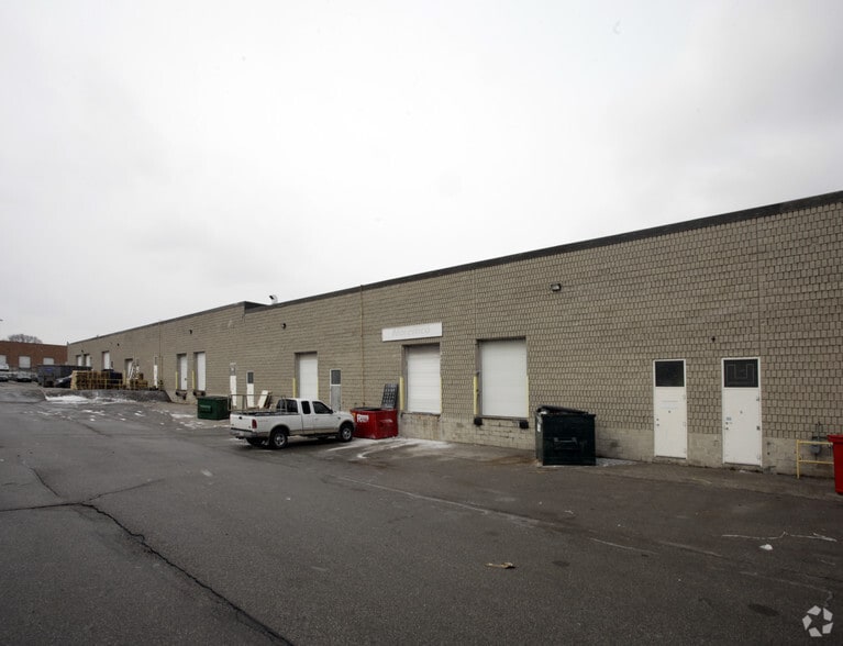 5456 Tomken Rd, Mississauga, ON à louer - Photo du bâtiment - Image 3 de 9