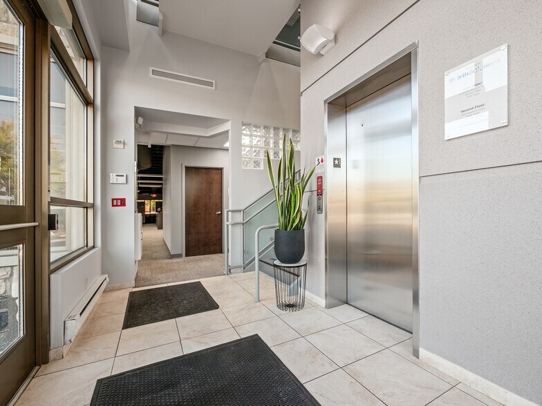 5009 Horizons Dr, Columbus, OH à louer - Photo du bâtiment - Image 2 de 12