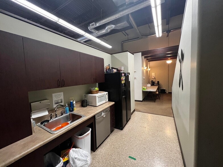 2021 Commerce Dr, Medford, OR for sale - Interior Photo - Image 3 of 11